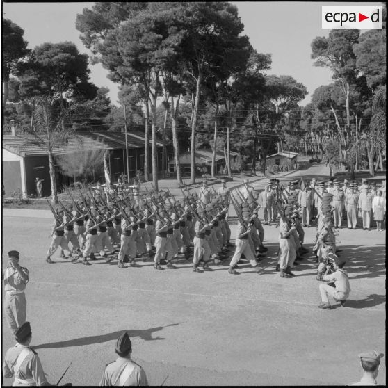 Défilé lors de la prise d'armes de la 9e compagnie de zouaves avant sa dissolution à Zeralda.
