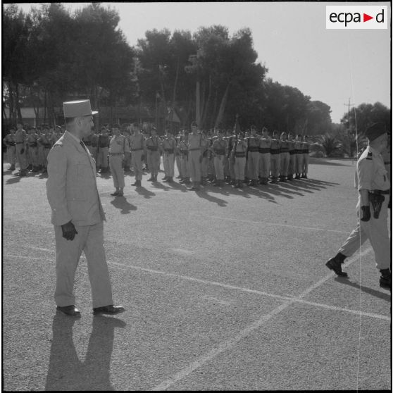 Le général Lemasson passe les troupes en revue lors de la prise d'armes de la 9e compagnie de zouaves avant sa dissolution à Zeralda.