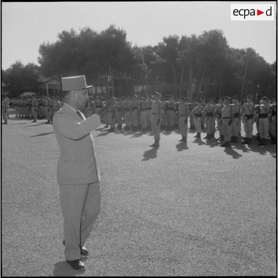 Le général Lemasson passe les troupes en revue lors de la prise d'armes de la 9e compagnie de zouaves avant sa dissolution à Zeralda.