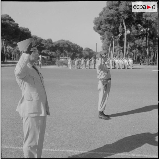 Le général Lemasson et le lieutenant-colonel Delmas lors de la prise d'armes de la 9e compagnie de zouaves avant sa dissolution à Zeralda.