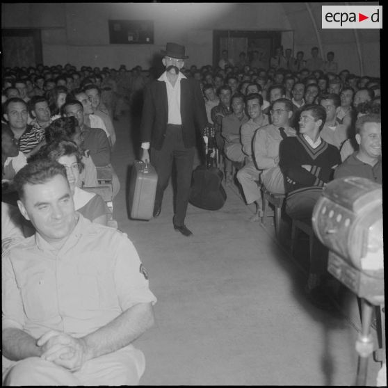 Groupe théâtral de Blida se produisant sur la scène du cinéma de La Reghaïa. Un comédien parmi les spectateurs.