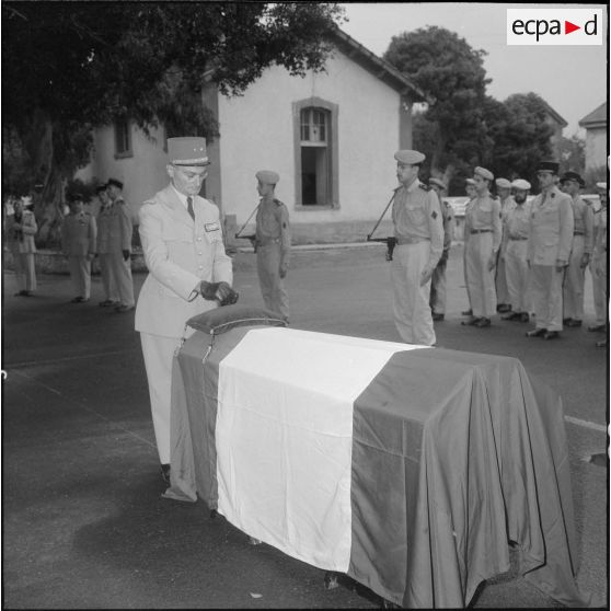 Obsèques de mademoiselle Guelsucci à la chapelle de l'hôpital Maillot à Alger. Un général de brigade lui remet une décoration à titre posthume.