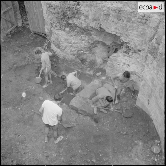 Fouilles archéologiques effectuées au Cap Matifou par le club archéologique de La Reghaïa.