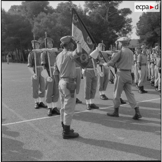 Passation de drapeau lors de la prise de commandement du 152e régiment d'infanterie (RI) à Zeralda.