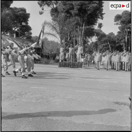 Défilé lors de la prise de commandement du 152e régiment d'infanterie (RI) à Zeralda.