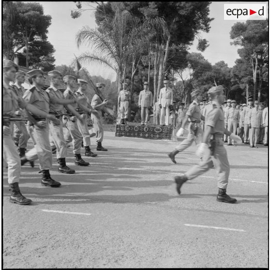 Défilé lors de la prise de commandement du 152e régiment d'infanterie (RI) à Zeralda.
