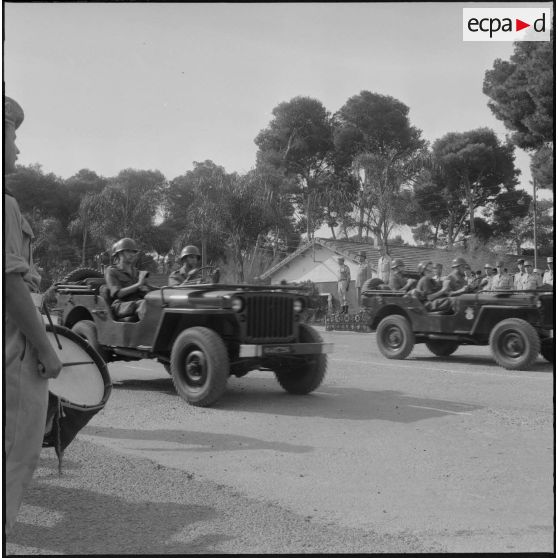 Défilé de jeeps lors de la prise de commandement du 152e régiment d'infanterie (RI) à Zeralda.