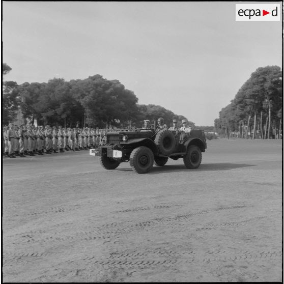 Défilé d'une Dodge WC62 lors de la prise de commandement du 152e régiment d'infanterie (RI) à Zeralda.