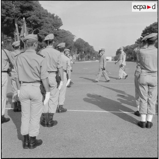 Revue des troupes lors de la prise de commandement du 152e régiment d'infanterie (RI) à Zeralda.