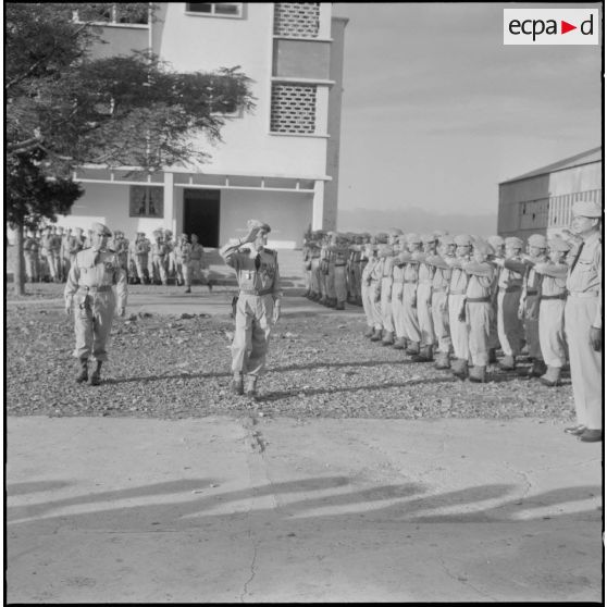 Prise de commandement au 9e groupe d'artillerie de marine (GAMa). Les officiers passent les troupes en revue.