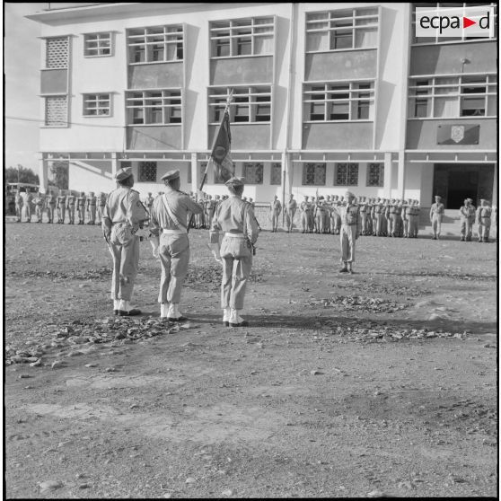 Prise de commandement au 9e groupe d'artillerie de marine (GAMa). Un officier salue le drapeau.