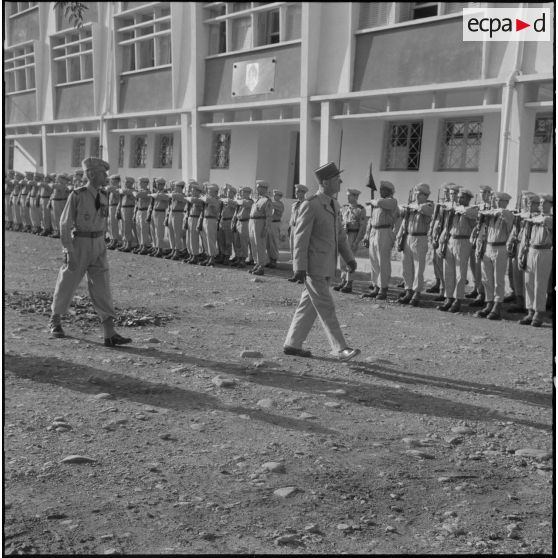 Prise de commandement au 9e groupe d'artillerie de marine (GAMa). Le général Faure passe les troupes en revue.