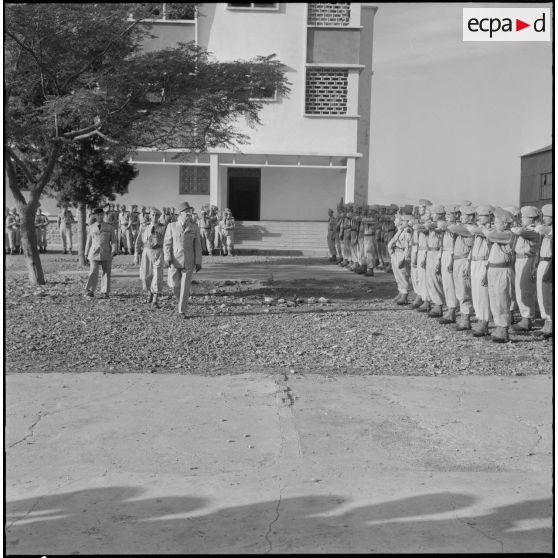 Prise de commandement au 9e groupe d'artillerie de marine (GAMa). Le général Faure passe les troupes en revue.
