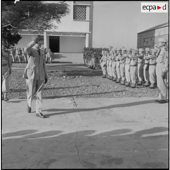 Prise de commandement au 9e groupe d'artillerie de marine (GAMa). Le général Faure salue les troupes.