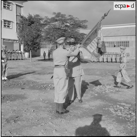 Prise de commandement au 9e groupe d'artillerie de marine (GAMa) par le lieutenant-colonel Combes. Passation du drapeau.