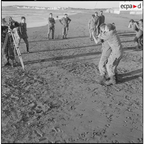 Activités sportives d'une section du 152e régiment d'infanterie (RI). Des soldats s'entraînent à la lutte sur une plage.