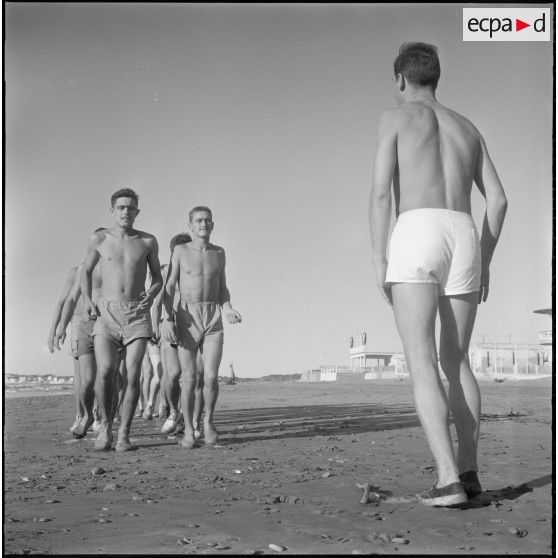 Activités sportives d'une section du 152e régiment d'infanterie (RI) sur une plage.