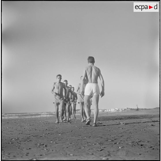 Activités sportives d'une section du 152e régiment d'infanterie (RI) sur une plage.