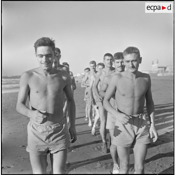 Activités sportives d'une section du 152e régiment d'infanterie (RI) sur une plage.