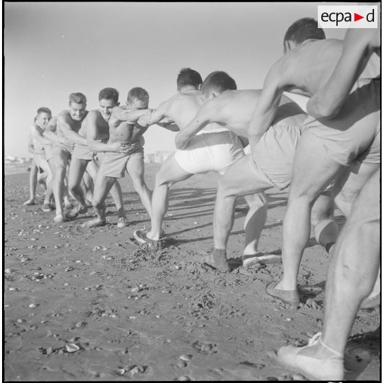 Activités sportives d'une section du 152e régiment d'infanterie (RI) sur une plage.