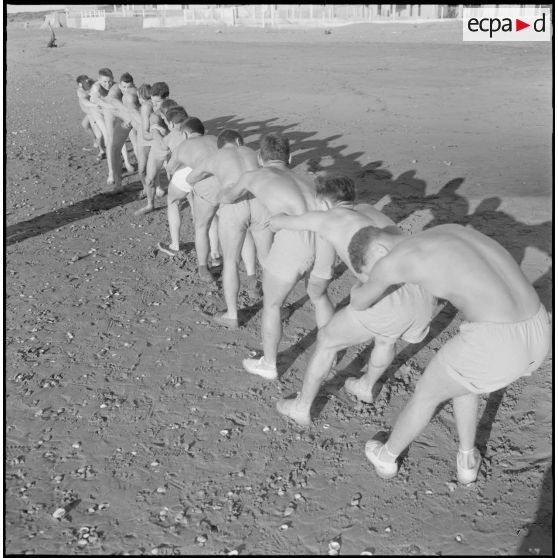 Activités sportives d'une section du 152e régiment d'infanterie (RI) sur une plage.