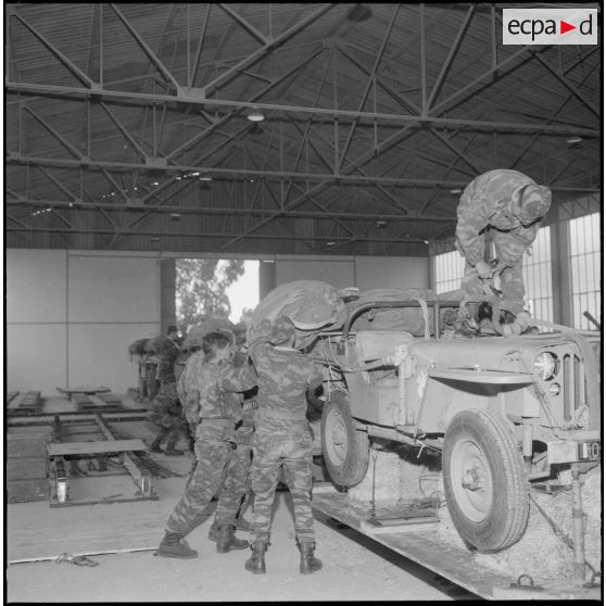 Conditionnement d'une jeep au groupe de livraison Air n°2 (GLA n°2).