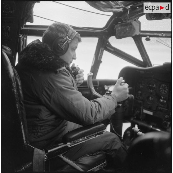 Pilote d'un avion Nord-2501 Noratlas qui transporte du matériel lourd.