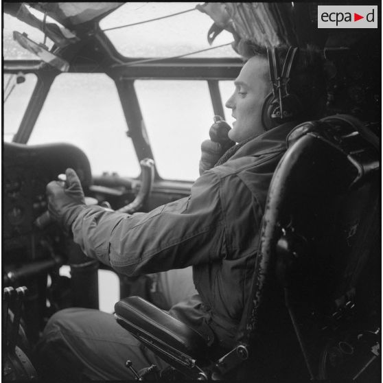 Pilote d'un avion Nord-2501 Noratlas qui transporte du matériel lourd.