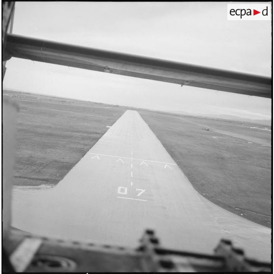 Décollage d'un avion Nord-2501 Noratlas qui transporte du matériel lourd.