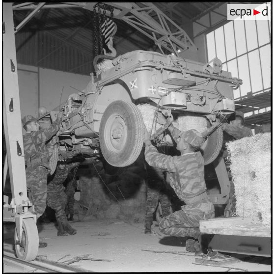 Conditionnement d'une jeep au groupe de livraison Air n°2 (GLA n°2).
