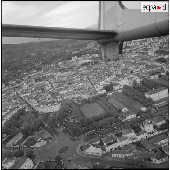 Un avion Nord-2501 Noratlas qui transporte du matériel lourd en vol.