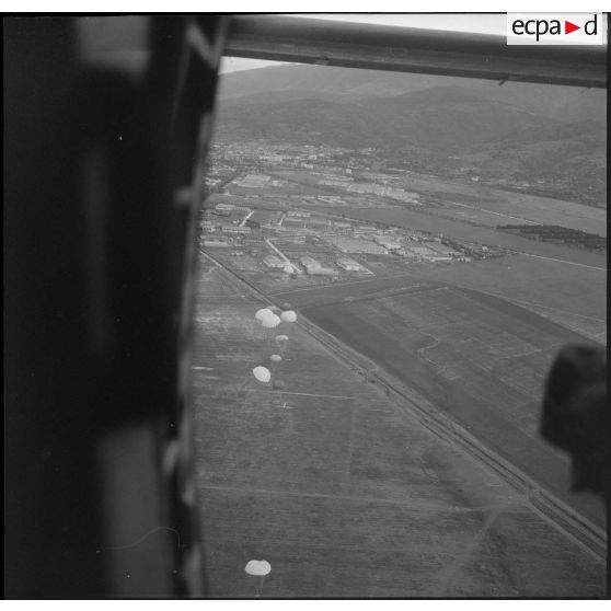 Largage de matériel lourd à partir d'un avion Nord-2501 Noratlas.