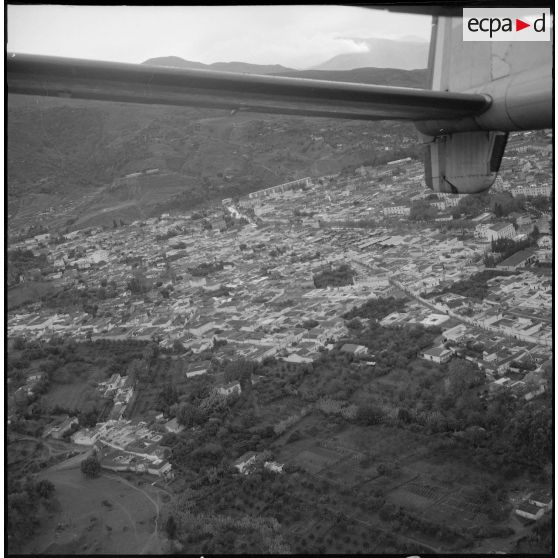 Un avion Nord-2501 Noratlas qui transporte du matériel lourd en vol.