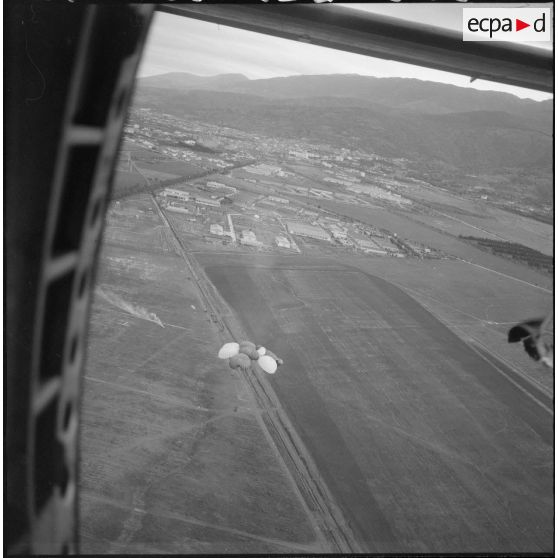 Largage de matériel lourd à partir d'un avion Nord-2501 Noratlas.