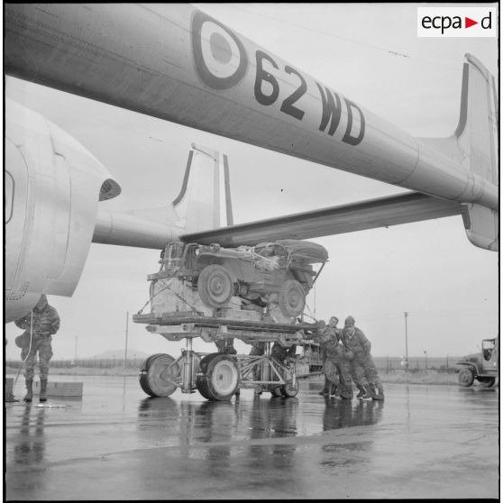 Chargement d'une jeep dans un avion Nord-2501 Noratlas par le groupe de livraison Air n°2 (GLA n°2).