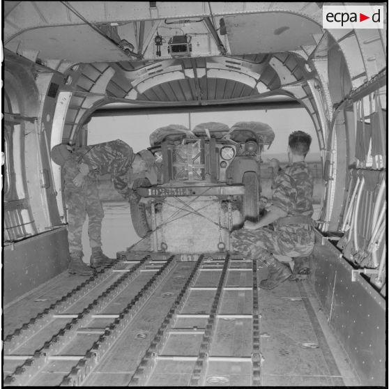 Chargement d'une jeep dans un avion Nord-2501 Noratlas par le groupe de livraison Air n°2 (GLA n°2).