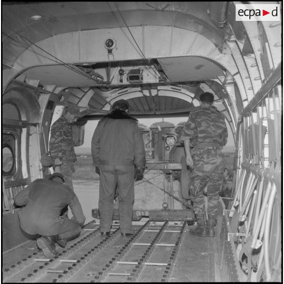 Chargement d'une jeep dans un avion Nord-2501 Noratlas par le groupe de livraison Air n°2 (GLA n°2).