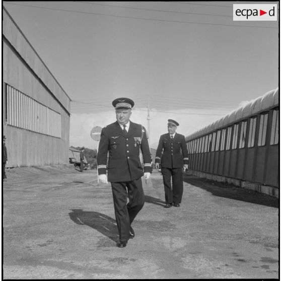 Arrivée de deux officiers de l'armée de l'air pour la prise d'armes interarmées à l'occasion du 11 Novembre 1962.