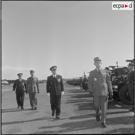 Revue des troupes par le général de Brebisson pendant la prise d'armes interarmées à l'occasion du 11 Novembre 1962.