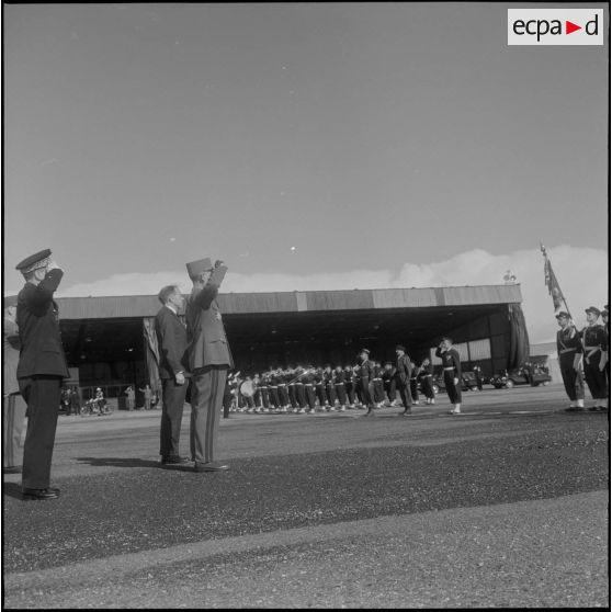 Prise d'armes interarmées à l'occasion du 11 Novembre 1962.