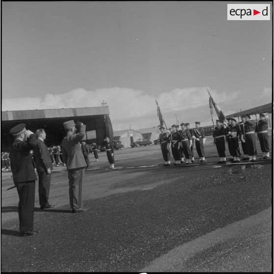 Prise d'armes interarmées à l'occasion du 11 Novembre 1962.