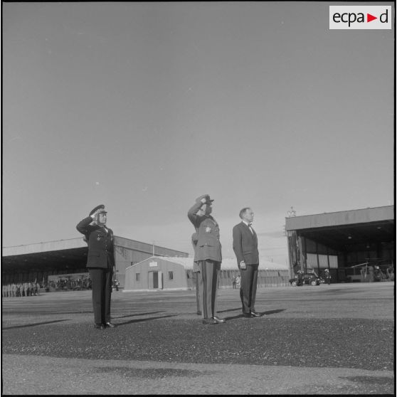 Prise d'armes interarmées à l'occasion du 11 Novembre 1962.