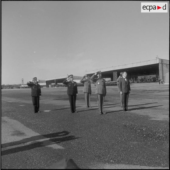 Prise d'armes interarmées à l'occasion du 11 Novembre 1962.