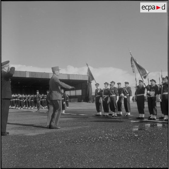 Prise d'armes interarmées à l'occasion du 11 Novembre 1962.