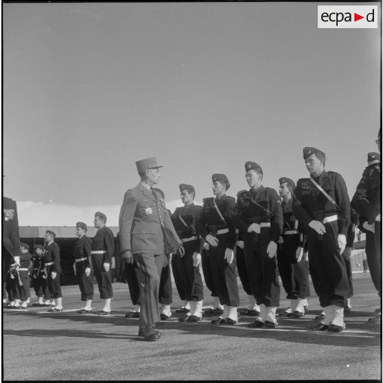 Revue des troupes par le général de Brebisson pendant la prise d'armes interarmées à l'occasion du 11 Novembre 1962.