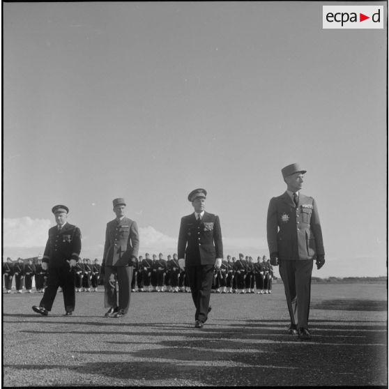 Revue des troupes par le général de Brebisson pendant la prise d'armes interarmées à l'occasion du 11 Novembre 1962.