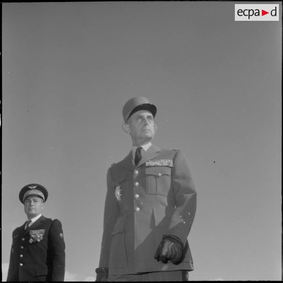 Revue des troupes par le général de Brebisson pendant la prise d'armes interarmées à l'occasion du 11 Novembre 1962.
