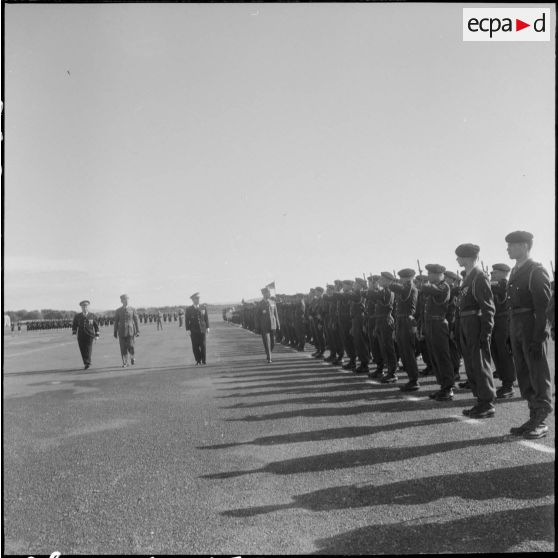 Revue des troupes par le général de Brebisson pendant la prise d'armes interarmées à l'occasion du 11 Novembre 1962.