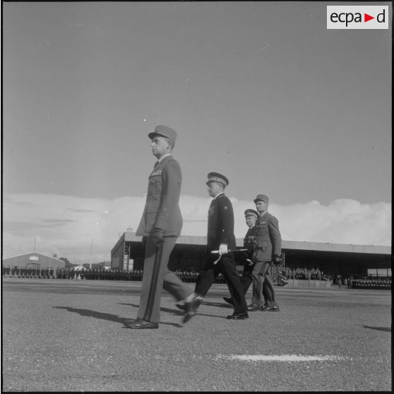 Revue des troupes par le général de Brebisson pendant la prise d'armes interarmées à l'occasion du 11 Novembre 1962.