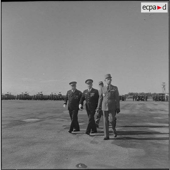 Revue des troupes par le général de Brebisson pendant la prise d'armes interarmées à l'occasion du 11 Novembre 1962.